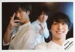 【中古】生写真(ジャニーズ) Snow Man/阿部亮平・深澤辰哉・佐久間大介/横型・上半身・衣装白・佐久間笑顔・阿部左向き・深澤両手人差し指立て/「Ｊohnnys’ ISLAND セルフィー」/公式生写真(アイランドストア限定)