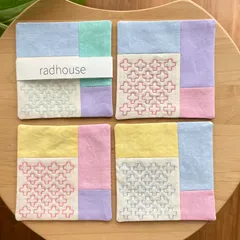 刺し子コースター4枚セット　十の木/パッチワーク　パステルカラー　プレゼント　カフェ雑貨　誕生日　贈り物　ハンドメイド　布コースター　北欧　母の日　おうちカフェ