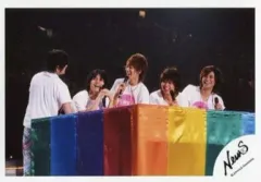 【中古】生写真(ジャニーズ) NEWS/集合(5人)/横型・ライブフォト・バストアップ・Tシャツ白ピンク・目線左・マイク・背景黒/公式生写真