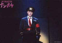 [중고] 원시 사진(남성) 고모토 나오야(쌍육일)/라이브 포토·가로형·무릎 위·의상 블랙·흰색·넥타이 레드·모자·양손 포켓·배경 블랙·캐릭터 샷/DVD[초!탈옥 가극[넘바카]] 회장 예약 특전 브로마이드