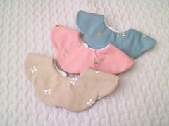 刺繍生地が可愛いはなびらスタイ