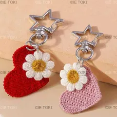 女性のための手作りの編みこみの愛の心のキーホルダー かぎ針編みの花のキーホルダー 女の子のためのかわいいペンダント ハンドバッグの装飾 DIYジュエリーギフト