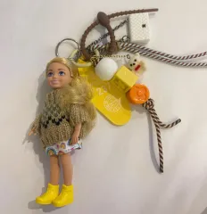 カメリアワンピース　正規品マテル社バービーキーホルダー　バッグチャーム Barbieのフリマアイテム一覧