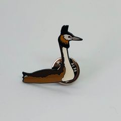 英国　ブリティシュ ワイルドライフ　『 カンムリカイツブリ 』　ピンバッジ   British wildlife  鳥　バード　バッチ　ビンテージ　Barbour バブアー レトロ　昭和 　( BAT1389 )