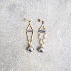 Ouca（ウーサ）ピアス／独創的でしなやかなフォルムにこだわったピアスコレクション/GD×SVミックスカラーのトライアングル+ラウンドパーツピアス