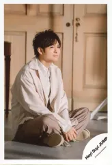 【中古】生写真(ジャニーズ) Hey! Say! JUMP/薮宏太/全身・衣装白・座り・あぐら・右向き/DVDシングル「愛だけがすべて -What do you want?-」MV＆ジャケ写オフショット/公式生写真