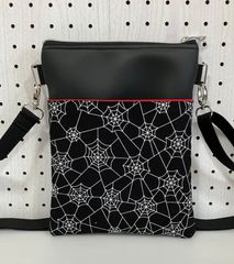 ハンドメイド＊推し活痛バ サコッシュ 蜘蛛の巣 蓄光(942)