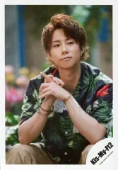 【中古】生写真(ジャニーズ) Kis-My-Ft2/北山宏光/膝上・座り・衣装黒.緑.赤.白・両手重ね・目線右/シングル「ENDLESS SUMMER」MV＆ジャケ写オフショット/公式生写真