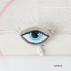 evileye(イーブルアイ)  シルバーまつ毛　ブルーアイ　ドロップパール付　ブローチ