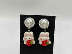 うさぎとイチゴのイヤリング/ピアス