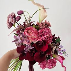 ボルドー&ピンクの秋色ブーケ　ウェディングブーケ　ブートニア付き　アーティフィシャルフラワー　ワインレッド　胡蝶蘭　ダリア　カラー