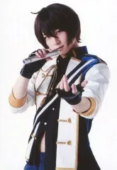 【中古】生写真(男性) 荒牧慶彦(朔間凛月)/膝上・ユニット衣装・手にマイク・キャラクターショット/舞台「あんさんぶるスターズ!エクストラ・ステージ～Judge of Knights～」個人ブロマイド