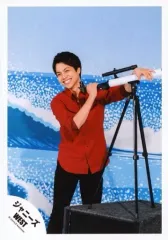 【中古】生写真(ジャニーズ) ジャニーズWEST/重岡大毅/膝上・衣装赤・両手望遠鏡・目線左・笑顔/17初春 パンフ＆グッズ撮影/公式生写真