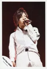【中古】生写真(ジャニーズ) Hey! Say! JUMP/山田涼介/ライブフォト・膝上・シャツ白・左手マイク・右向き・背景黒/公式生写真