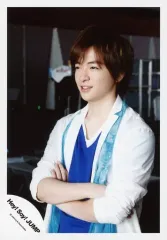 【中古】生写真(ジャニーズ) Hey! Say! JUMP/知念侑李/上半身・衣装白・青・左向き・腕組み/「ウィークエンダー/明日へのYELL」PV＆ジャケ写撮影オフショット/公式生写真