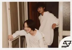 【中古】生写真(男性) SUPER★DRAGON/伊藤壮吾・飯島颯/横型・上半身・衣装白・左向き・伊藤扉開け・歯見せ/「NUMBER 9 TOUR」生写真セット～第4弾～