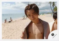 【中古】生写真(ジャニーズ) Mr.King vs Mr.Prince/永瀬廉/横型・バストアップ・裸・タオル・海・砂浜/16新春 ジャニーズJr. ハワイオフショット/公式生写真