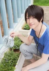 【中古】生写真(男性) 鈴木拡樹(荒北靖友)/全身・衣装青・グレー・右手じょうろ・笑顔・私服ショット/舞台『弱虫ペダル』 インターハイ篇 The First Result ブロマイド