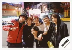 【中古】生写真(ジャニーズ) SixTONES/集合(6人)/横型・膝上・衣装赤・黒・白・高地フード被り/海外(台湾)オフショット/公式生写真