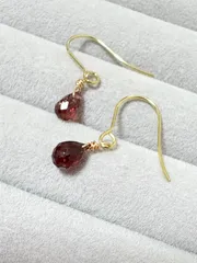 宝石質モザンビーク産ガーネットAAA　ワイヤー巻きピアス　サージカルステンレス　天然石