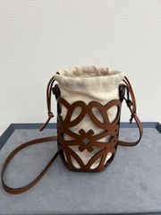 ロエベ アナグラム カット アウト ポケット ショルダーバッグ