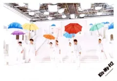 【中古】生写真(ジャニーズ) Kis-My-Ft2/集合(7人)/横型・全身・衣装白・右手傘・背景白/シングル「君、僕。」MV＆ジャケ写オフショット/公式生写真 