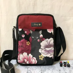 ★セール品(現品限り) 猫柄ミニショルダーバッグ 縦型 黒猫と牡丹 ワインレッド&ブラック 猫柄内ポケット付き ハンドメイド メンズ レディース ボディバッグ ポシェット