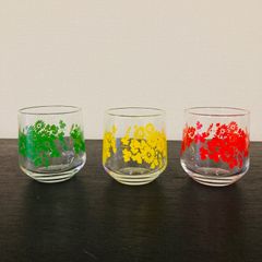 昭和レトロ　アデリア風？　ベタ塗りのお花模様のガラスのコップ　3コセット　赤・緑・黃