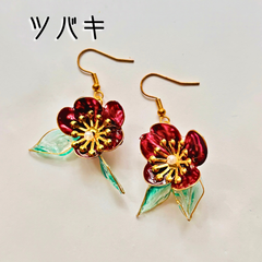 【揺れる椿のピアス】可憐な赤に心惹かれる、ディップアートの花咲くアクセサリー。大人の女性に贈る、手作りの温かさと美しさ　イヤリングへの変更可能。コメント欄に一言かいて7くださいね　ディップアートでハンドメイド　匿名配送　送料無料