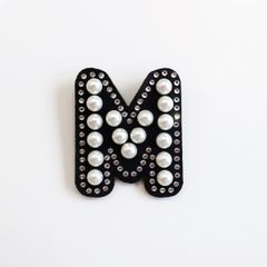 【LM / エルム】ブローチ アルファベットパール M  /  立体刺繍アクセサリー