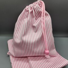 [158]給食袋とランチョンマット2枚の３点セット（ピンクと白のストライプ、裏地なし、ランチョンマット40cm×50cm、片ひもタイプの給食袋）