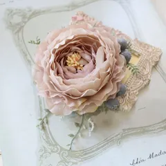 ラナンキュラスとベリーのコサージュ　アンティークベージュ　お洒落くすみ系　卒業式　入学式　結婚式