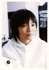 【中古】生写真(ジャニーズ) Ya-Ya-yah/薮宏太/バストアップ・衣装白・パーカー・両手下・体右向き・含み笑い/公式生写真