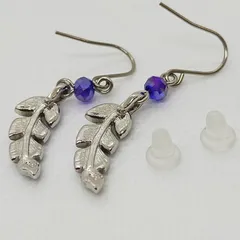 ビンテージ風リーフデザイン ピアス 紫と青のビーズ付き シルバートーン