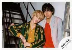 【中古】生写真(ジャニーズ) Aぇ! group/末澤誠也・佐野晶哉/横型・上半身・衣装グレー・オレンジ・緑・黄色・末澤首傾げ・笑顔・佐野右手手すり/「僕らAぇ! groupって言いますねん 関西凱旋公演」グッズオフショット/公式生写真(大阪店舗限定)