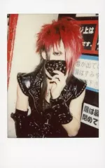 【中古】生写真(男性) グリーヴァ/陽/上半身・衣装黒・左手口元・口隠れ・顔右向き・カメラ目線/生チェキ