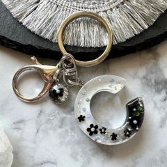 black flower♡レジンイニシャルキーホルダー　C