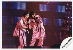 【中古】生写真(ジャニーズ) Hey! Say! JUMP/知念侑李・山田涼介/ライブフォト・横型・膝上衣装ピンク・目線右/公式生写真