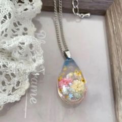 雫の中の花と空　レジンアートペンダント