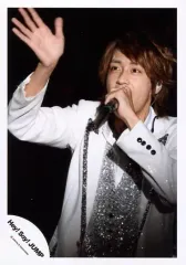 【中古】生写真(ジャニーズ) Hey! Say! JUMP/八乙女光/ライブフォト・上半身・衣装白銀・右手パー・左手マイク・目線左上・背景黒/公式生写真