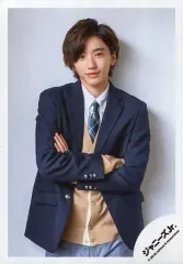 【中古】生写真(ジャニーズ) なにわ男子/道枝駿佑/膝上・衣装制服・紺・ベージュ・腕組み・口閉じ・背景白/「なにわ男子 First Live Tour 2019～なにわと一緒に#アオハルしよ?～」グッズオフショット/公式生写真