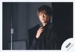 【中古】生写真(STARTO) NEWS/小山慶一郎/横型・バストアップ/シングル「ギフテッド」MV＆ジャケ写オフショット/公式生写真