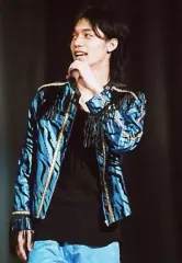 【中古】生写真(ジャニーズ) 関ジャニ∞/錦戸亮/衣装青・左手マイク・左向き・背景黒/クリスマスパーティー限定公式生写真