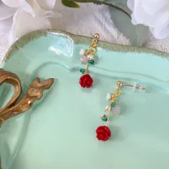赤い薔薇バラ、天然石と淡水パールのピアス・イヤリング～花 小さめ 小ぶり 枝葉