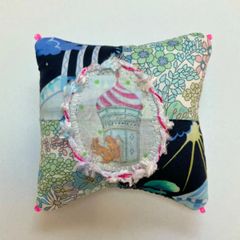 ハンドメイド　パッチde針山　リスさんのおうち　リバティ　パッチワーク　針山　ピンクッション　リバティ　花柄　動物　リス