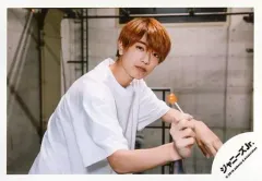 【中古】生写真(ジャニーズ) なにわ男子/高橋恭平/横型・上半身・衣装白・Tシャツ・右向き・両手手摺・室内/「関西ジャニーズJr. LIVE 2019 Happy 2year!! ～今年も関ジュとChu Year!!～」オフショット/公式生写真