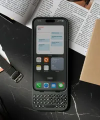スマホケース 「Clicks（クリックス）」キーボード付き iPhone16 Plus ケース/打ちやすさとデザインを両立
