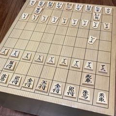 将棋盤＆駒セット　【将棋盤】足付盤　高さ九寸　一枚板！　ヘソあり！　【将棋駒】天上作　黄楊並彫　予備の「歩」あり　脚付き将棋盤　銘あり駒