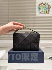 【今日WTO】Issey Miyake イッセイ・ミヤケ カメラバッグ レーザー加工による輝く素材感-WTO輸入2-HNS87