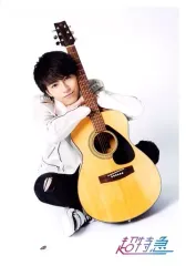 【中古】生写真(男性) 超特急/タカシ(松尾太陽)/全身・座り・衣装白・黒・左手顎・ギター・背景白/「超特急 うたうたいVol.2」スペシャル生写真